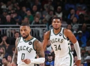 B体育体育网页版-雄鹿客场险胜开拓者，米德尔顿末节发威