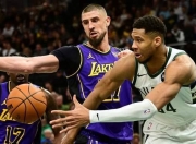 B体育体育登录入口-湖人惨败雄鹿，詹姆斯担责失败，队友面临压力的简单介绍