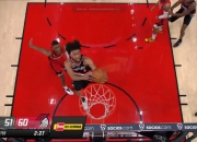 B体育体育电竞-开拓者主场大胜骑士，利拉德砍下27分