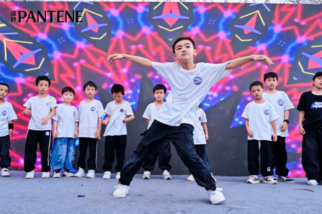 辣眼睛表演:球员们精湛技艺赢得阵阵掌声的简单介绍 辣眼睛表演:球员们精湛技艺赢得阵阵掌声的简单介绍