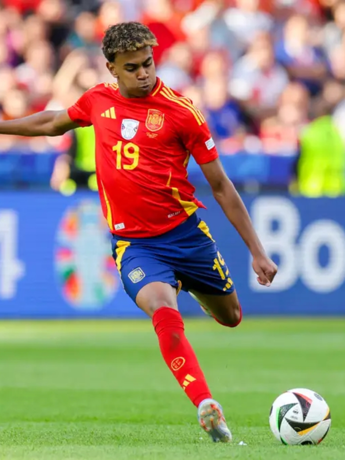 关于足球比赛火爆进行中，女选手表现出色的信息