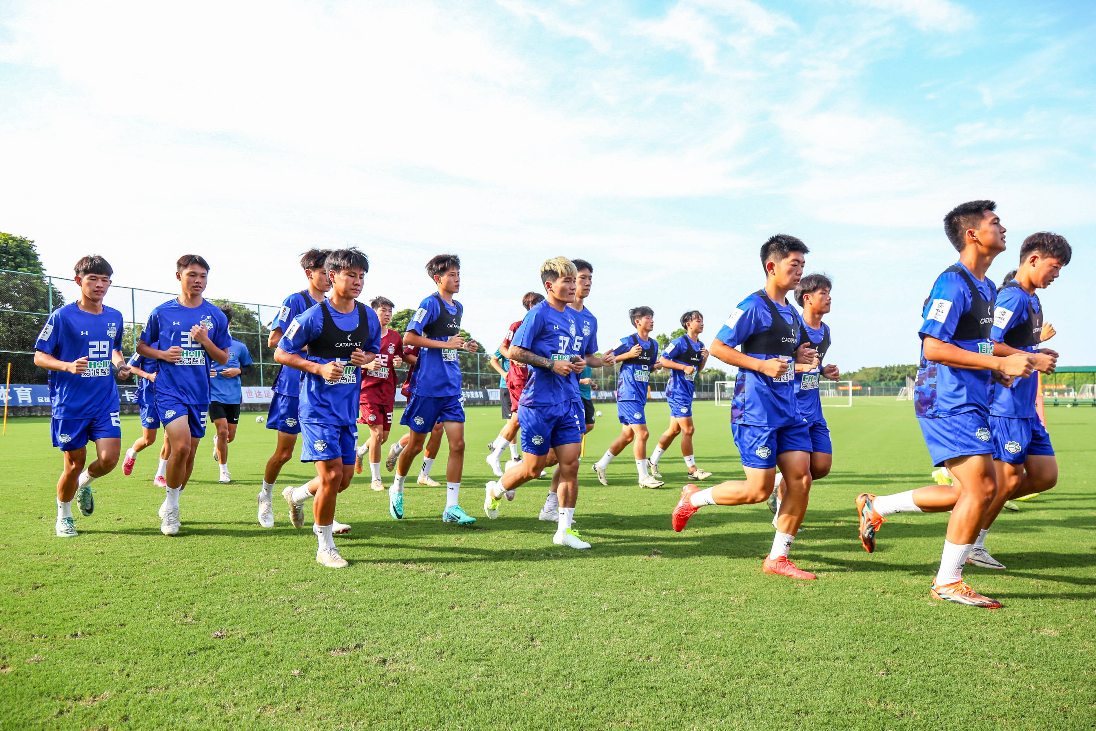 中国足球联赛球队出征备战,瞄准新的冠军 中国足球联赛球队出征备战,瞄准新的冠军