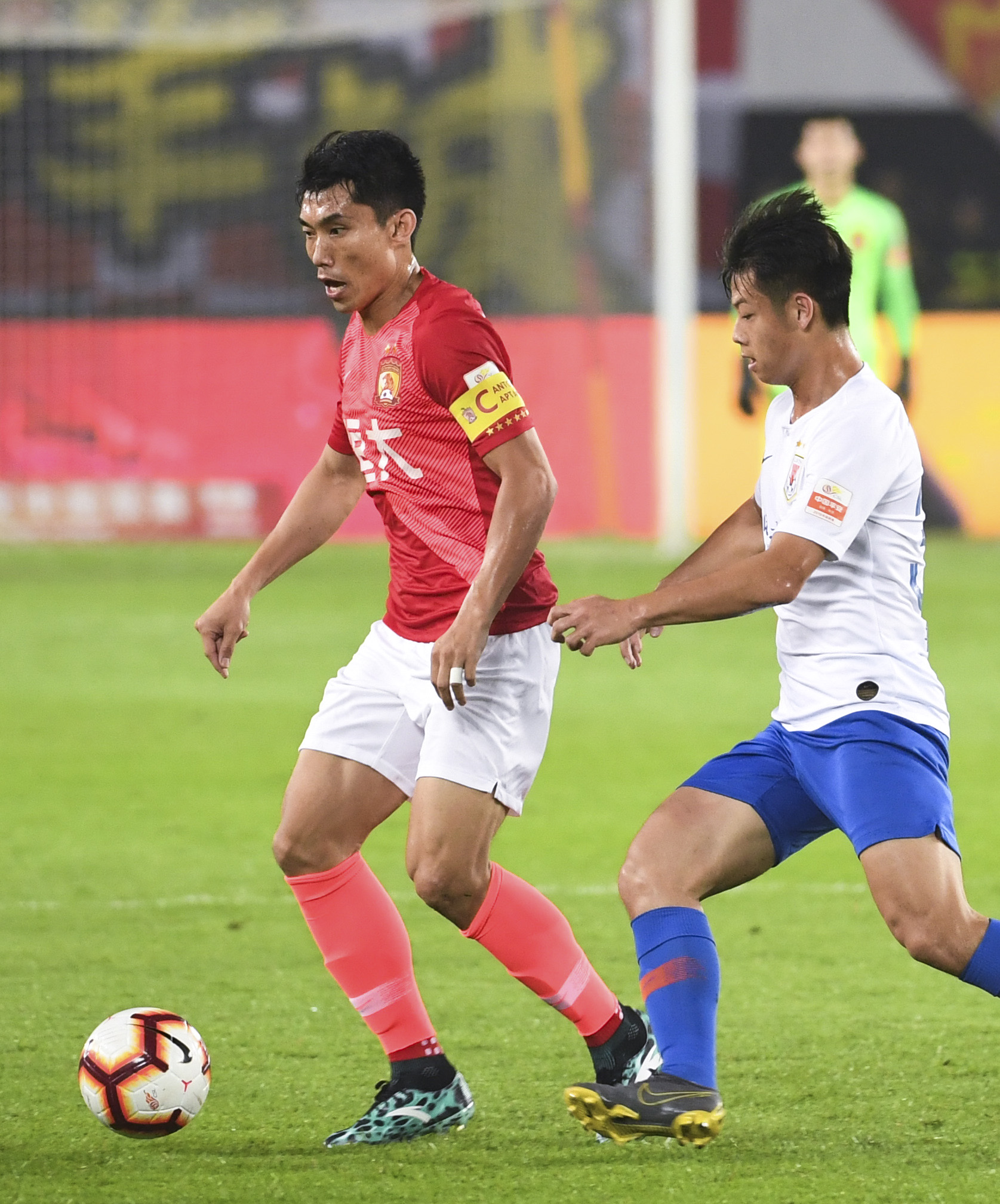 广州恒大决战山东鲁能,期待胜利 广州恒大决战山东鲁能,期待胜利