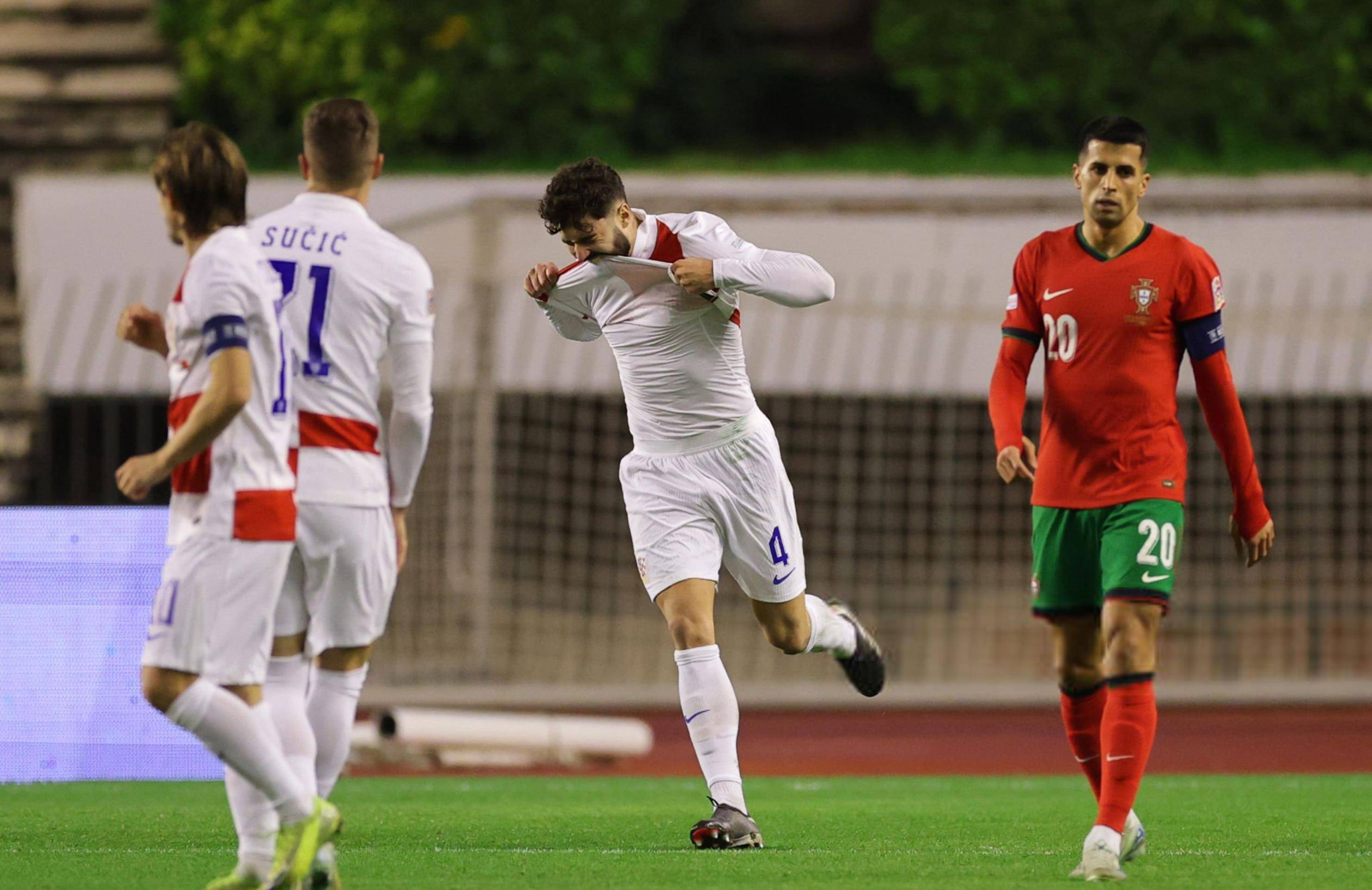 克罗地亚队在激烈比赛中晋级到下一轮