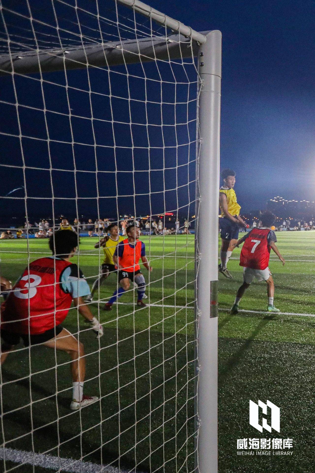 包含足球比拼独特魅力,球场上演精彩对决的词条 包含足球比拼独特魅力,球场上演精彩对决的词条