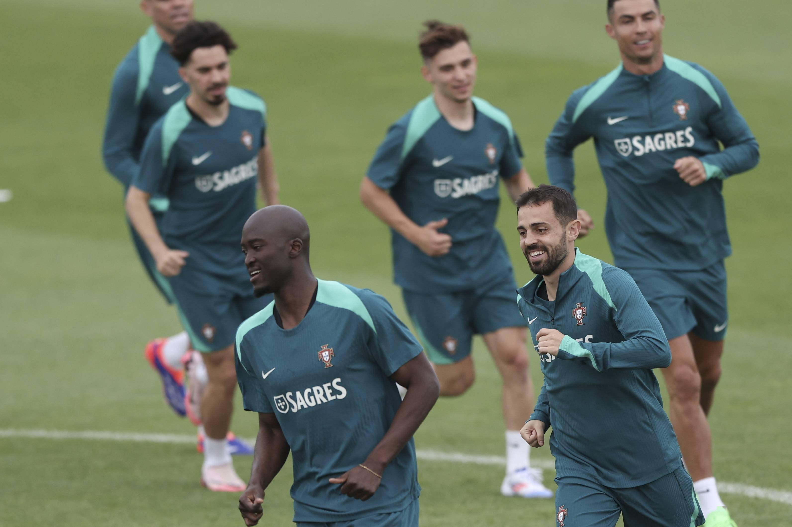 包含欧洲足球比赛拉开帷幕,各队集训备战中的词条 包含欧洲足球比赛拉开帷幕,各队集训备战中的词条