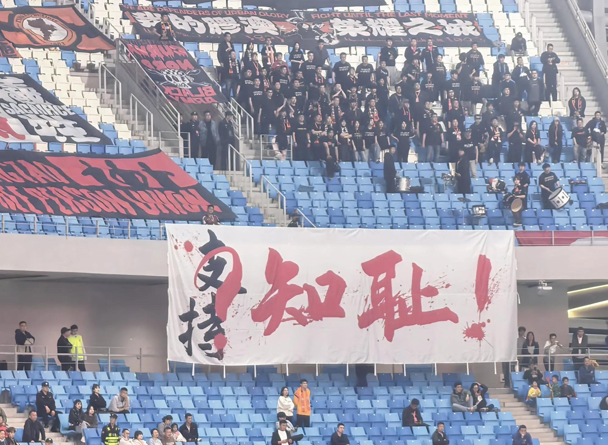 气氛紧张失误频频,客队球队阵脚紊乱 气氛紧张失误频频,客队球队阵脚紊乱