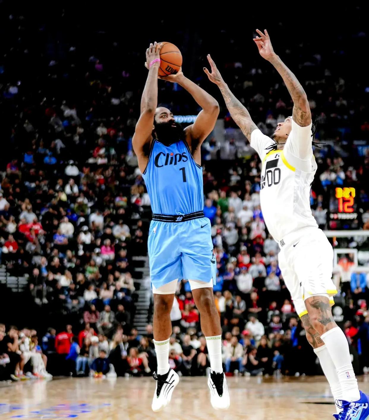 包含开拓者惨败快船，利拉德孤掌难鸣表现低迷的词条