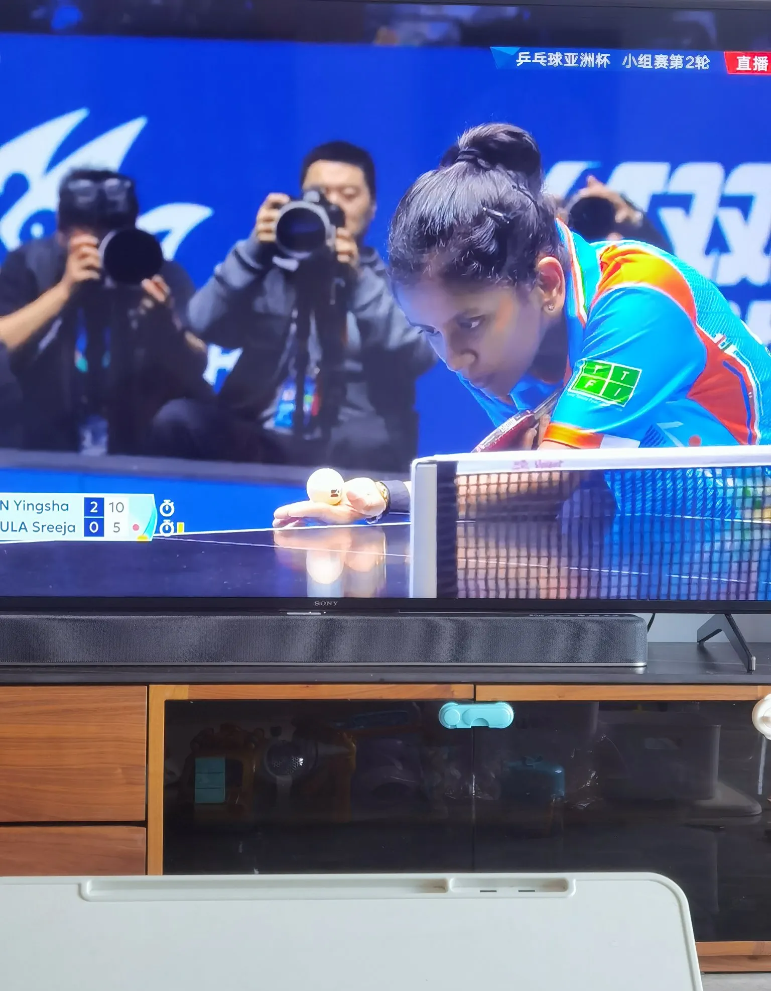 乒乓球比赛印度选手击败对手获胜