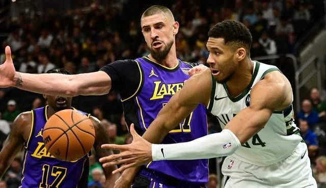 湖人惨败雄鹿，詹姆斯担责失败，队友面临压力的简单介绍