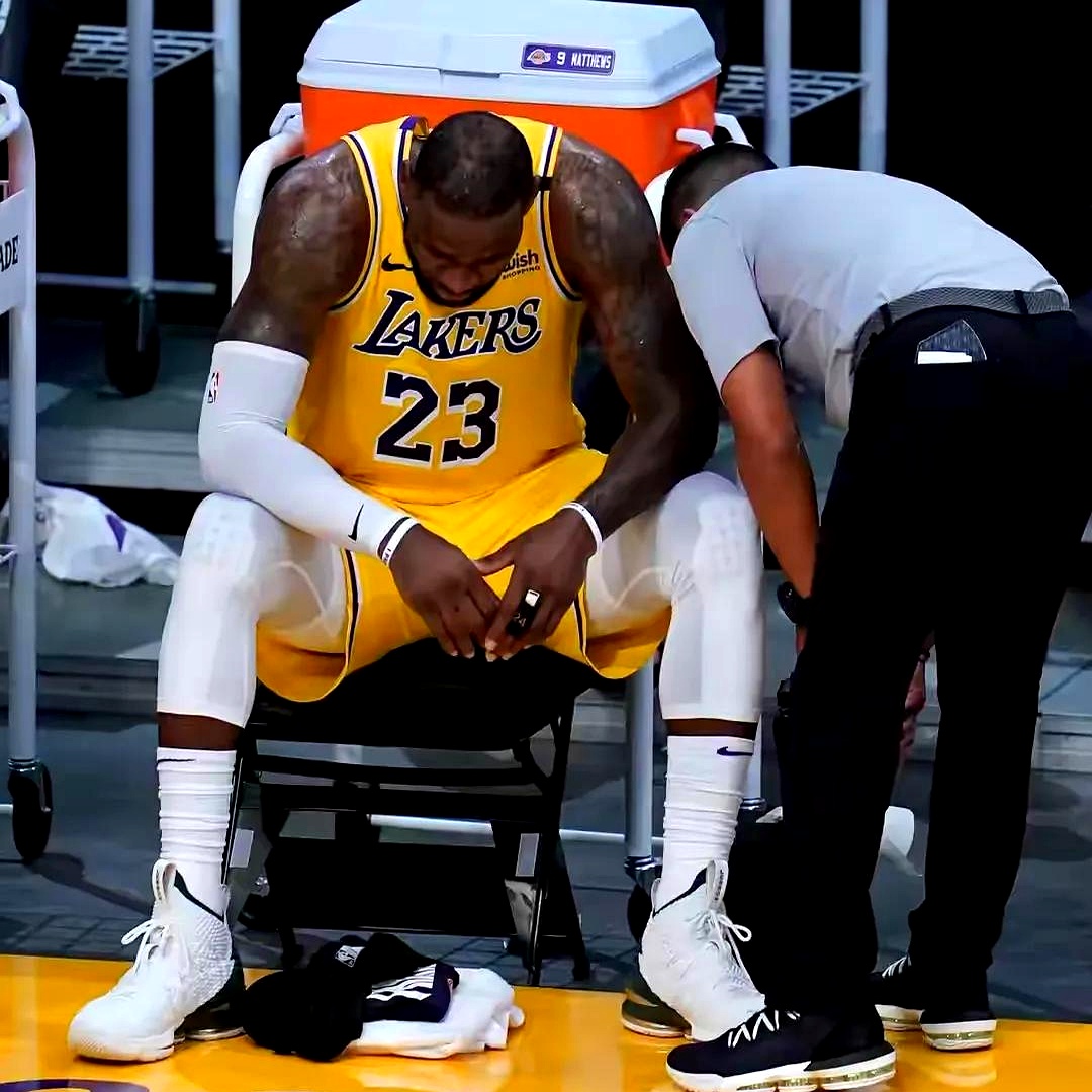 湖人惨败雄鹿，詹姆斯担责失败，队友面临压力的简单介绍