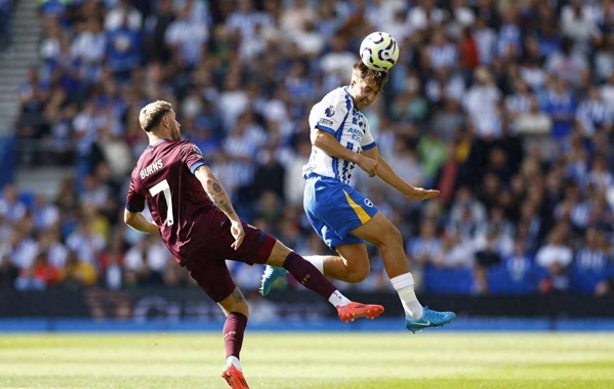 狼队球员斗志昂扬，壮举击败对手