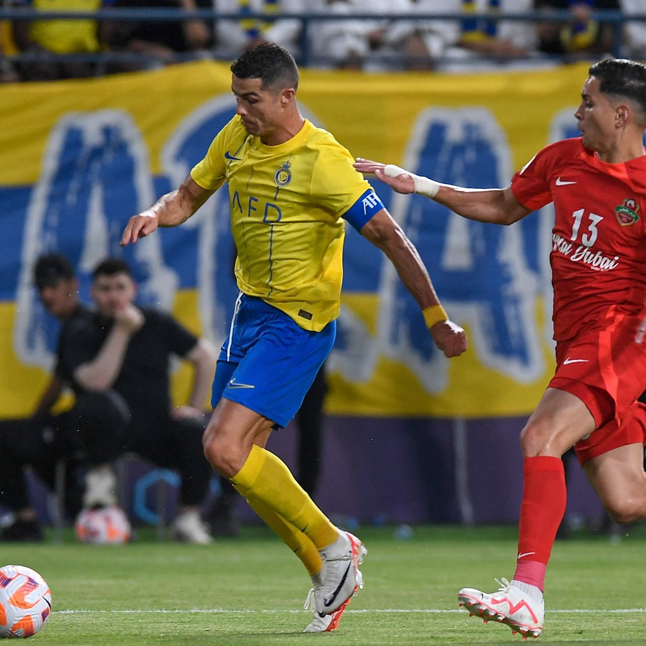 紧张比赛中巧妙进球收获胜利 紧张比赛中巧妙进球收获胜利